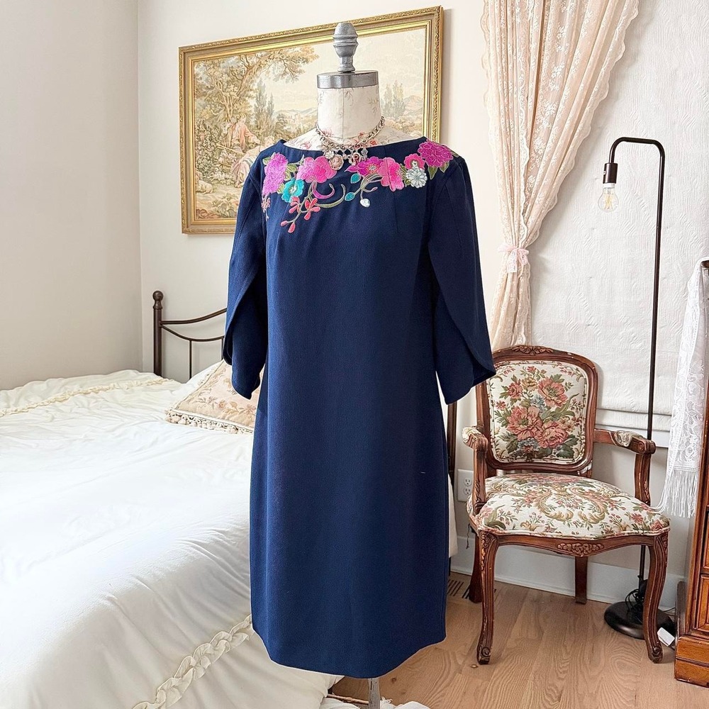 Floral Embroidered Dress  Modern Trina Turk size 8 navy shift dress